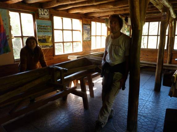 Com a moça que toma conta do refúgio San Martín, região de Bariloche, na Argentina